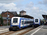 Zwei Regionalexpresszüge im Pendel zwischen Hamburg und Sylt sind hier beim gemeinsamen Halt am Bahnhof von Niebüll zu sehen.
