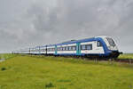 Der Regionalzug RE6 nach Hamburg-Altona hat das Festland erreicht. (Friedrich-Wilhelm-Lübke-Koog, Juni 2024)