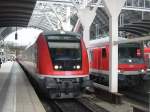 Pumasteuerwagen als RE nach Nrnberg Hbf am 26.7.2005 in Frankfurt a. M., schiebendlok ist eine 143, daneben ein lterer Flachsteuerwagen.