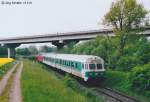 Eine RB nach Rothenburg am 15.5.01 bei Strecken-km 2 westlich der Autobahnbrcke. Obwohl der Ort Endsee (links vom Bild) nur einen Kilometer entfernt ist, lag der bis 1975 bediente Haltepunkt erst in Strecken-km 3,3. Die Monatskarte zum wichtigsten Ziel Rothenburg war dadurch billiger... 