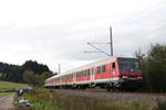 Wittenberger Steuerwagen geschoben von 111 176 als RE nach Schwäbisch-Hall-Hessental  am 20.10.17 in Schleißweiler 