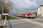 Nach der planmäßigen Kreuzung mit der NordWestBahn nach Xanten machte sich 218 467 der MEG mit ihrem Messzug weiter auf den Weg nach Rheinkamp. Das Foto entstand bei der Ausfahrt aus dem kleinen Bahnhof Millingen, auch im Jahr 2019 scheint hier die Zeit stehengeblieben zu sein.