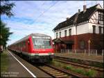 Nur noch wenige Wochen werden auf der RB43Falkenberg-Cottbus u. RE18Falkenberg-Ruhland-Cottbus noch planmig flache Zge aus By-Wagen laufen. Ab 01.07.07 werden die Zge je nach Zulauf der Wagen zum Bf Cottbus umgestellt auf Altbau-Dosto DBuz747 (bzw.2xDBuz747)+DABzf760. Hier RB28149 Falkenberg/E.-Cottbus im Hp Uebigau, 30.06.07.