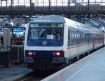 Ein Wittenbergersteuerwagen von TRI mit dem Ziel  Padborg (DK)  im Zugzielanzeiger, am 21.12.2019 in Köln Hbf. Er kam mit dem DPE 70223 aus Essen Hbf.