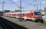 Ein weiterer Wedler-Ersatzzug für die Abellio-Linie Stuttgart-Tübingen besteht aus n-Wagen und wird von 185 677, einer Railpool-Traxx gezogen/geschoben. Die Zeit drängte, so war der Mast vor dem Steuerwagen leider nicht zu vermeiden. Aufnahme: Stuttgart Hbf, 18.7.20.