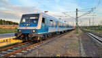 Bnrdzf <sup>483.1</sup> (50 80 80-35 188-7 D-GfF) trifft mit Schublok 218 409-1 von seiner letzten Fahrt des Tages im Endbahnhof Magdeburg Hbf auf Gleis 9 ein.
Die Aufnahme entstand am Bahnsteigende von 8.

🧰 Gesellschaft für Fahrzeugtechnik mbH (GfF) | Weser Ems Eisenbahn GmbH (WEE) für Abellio Rail Mitteldeutschland GmbH
🚝 RE 69381 (RE21) Goslar–Magdeburg Hbf
🕓 29.6.2022 | 20:58 Uhr