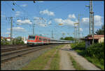 Seit eineinhalb Jahren fährt Train Rental International (TRI) für GoAhead Baden-Württemberg Ersatzverkehr auf dem RE8 Würzburg - Stuttgart. Zweimal täglich, vormittags und abends, kommt dabei der TRI-Ersatzzug nach Würzburg. Am 13.05.2024 rollt die Fuhre mit einem (noch) verkehrsroten TRI-Steuerwagen in den Würzburger Hbf. 