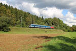 Bayernbahn 111 036-0 schiebt den SVG-Ersatzzug als S8 von Eutingen im Gäu nach Freudenstadt, hier kurz vor Bittelbronn. (23.09.2023)