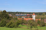 Bayernbahn 111 036-0 schiebt den SVG-Ersatzzug als S8 von Eutingen im Gäu nach Freudenstadt, hier in Grüntal-Wittlensweiler.