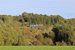 Bayernbahn 111 036-0 schiebt den SVG-Ersatzzug als S8 von Eutingen im Gäu nach Freudenstadt und erreicht hier in Kürze Dornstetten. (28.09.2023)