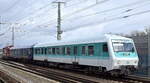 Wittenberger Steuerwagen (D-DB 50 80 80-35 566-4 Bybdzf 482.1) in altem Farbschema  (mintgrünen Variante) mit DR Logo auf der Front als Sonderzug angeschoben von  243 002-3  am 31.01.25 gesichtet Höhe Bahnhof Berlin-Karow.