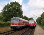 Alt trifft neu: Links ist ein Karlsruher Kopf an der RB 21167 Itzehohe - Hamburg-Altona bei der Einfahrt in Prisdorf zu sehen und rechts steht die RB 21164 nach Hamburg-Altona - Itzehohe mit einem