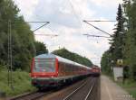 Zugbegegnung un Prisdorf. Links ist der RE 21066  SH-Express  Hamburg Hbf - Padborg st bei der Durchfahrt Richtung Elmshorn zu sehen und rechts 143 343-2 bei der Ausfahrt mit RB 21169 nach Hamburg-Altona. Aufgenommen am 6.07.09.