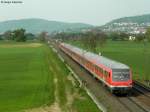 Angefhrt von einem Wittenberger Steuerwagen und geschoben von 111 098-0 erreicht die RB 15363 (Frankfurt-Heidelberg) in Krze den Bahnhof Heddesheim-Hirschberg (ehemals Grosachsen-Heddesheim). Aufgenommen am 24.04.2011.