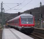 Eine Regionalbahn von Eisenach nach Halle erreicht am 27. Dezember 2011 mit fhrendem Halberstdter Steuerwagen den Bahnhof Groheringen. Am Zugschluss schiebt 182 025-7.