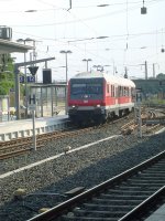 Hier fhrt ein Wittenberger Steuerwagen geschoben von einer 143er als RB von und nach Friedberg auf Gleis 12 am 27.7.12 in Gieen ein.