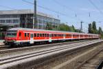 Die 111 003-0 schiebt einen RE von Salzburg durch Mnchen Heimeranplatz am 18.07.2012