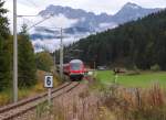 Abwrts - Zwischen Klais und Garmisch-Partenkirchen geht es fr die RB Mittenwald - Mnchen Hbf. nur bergab und das manchmal auch ziemlich heftig.
225 Hhenmeter mssen auf knappen 12 Kilometer berwunden werden.
Klais (Km 112.3) liegt auf 933 Meter, Kaltenbrunn (Km 107.3) auf 855 und Garmisch-Partenkirchen (Km 100.6) nur noch auf 708 Meter Hhe.
Der Zug hat gerade Klais verlassen und rollt mit 60 Km/h auf uns zu.
Bahnstrecke 5504 Mnchen Hbf. - Mittenwald (Grenze) am 04.10.2013