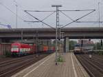 Ein ungleiches Duell lieferten sich der an diesem Tag mehr als bunt gemischte HKX nach Köln und eine ER20 mit einem Containerzug am Bahnhof Hamburg Harburg. 