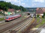 Eine Regionalbahn nach Bamberg verlässt am 24. Juli 2014 mit führendem Wittenberger Steuerwagen den Bahnhof Kronach über Gleis 4. Im Hintergrund auf Gleis 1 wartet noch ICE 208 auf die Abfahrt.