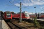 Hier links ein RE70 (RE21017) von Kiel Hbf. nach Hamburg Hbf. (Schublok war 112 168-0) und rechts eine RB77 (RB21117) von Kiel Hbf. nach Neumünster, dieser Zug stand am 15.9.2015 in Kiel Hbf. (Schublok war 143 314-3), diese beiden Züge begegneten sich am 15.9.2015 in Kiel Hbf.