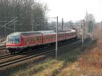 Am einem schnen Sonntag schiebt eine 143 den tglichen verkehrenden RE Hannover-Celle-Hannover nach Celle.
