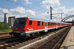 Von 143 163-4 geführt verlässt die RB77 (RB21127) nach Neumünster den Kieler Hauptbahnhof. (9.6.2016)