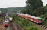 Während der RE72 (RE21914) nach Flensburg mit 218 322-6 den Kieler Hauptbahnhof verlässt, warten 648 454-6 und 648 464-5 auf neue Aufgaben. (22.6.2016)