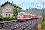 2003 waren noch lange lokbespannte Züge als RB zwischen Würzburg und Treuchtlingen unterwegs. Am 20.August hielt ein 5-Wagen-Zug in Goßmannsdorf vor dem privat genutzten Empfangsgebäude.