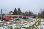 S2 der Nürnberger S-Bahn auf dem Weg ins nahe Altendorf, der Zug hat grade den Haltepunkt Feucht-Moosbach verlassen.