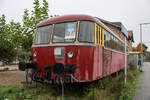 Schienenbus-Beiwagen in Rohrbach (Pfalz) am 25. Oktober 2023. Er stand lange Zeit in einer gelben Farbgebung vor einer McDonalds Filiale in Zweibrücken, bis er 2021 nach Rohrbach kam. Leider ist mir die Nummer des Beiwagens nicht bekannt