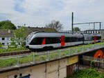 Der als RB 46 verkehrende Elektrotriebzug 221101 B macht sich auf den Weg zum Endhaltepunkt am Hauptbahnhof in Bochum. (Mai 2024)