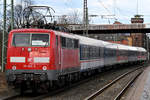 Die GfF-Elektrolokomotive 111 056-8 schiebt einen zusätzlichen RB48-Ersatzzug, hier zu sehen im März 2021 bei der Durchfahrt in Wuppertal-Unterbarmen.