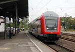 Ein RE1 aus Hamm(Westfalen) nach Aachen-Hbf und fährt in Eschweiler-Hbf ein und fährt dann weitwe in Richtung Stolberg(Rheinland-Hbf),Aachen-Eilendorf,Aachen-Rothe-Erde,Aachen-Hbf.
Aufgenommen vom Bahnsteig 1 von Eschweiler-Hbf.
Bei Regenwolken am Abend vom 14.8.2018.