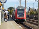 Mit ca. 5min Verspätung kommt der RE1 in den Bahnhof Langerwehe eingefahren und fährt danach weiter nach Aachen. Schublok war die 120 207.

Langerwehe 26.10.2014