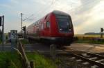 Gegenlichtbild eines RE4 Zuges am Bü Am Chur/In der Schley bei Wickrathhahn. 24.6.2014