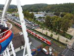 S-BAHNZUG KÖLN-AU IN EITORF AUS DEM RIESENRAD DER KIRMES  Blick auf die Siegstrecke mit dem BAHNHOF EITORF und dem S-BAHNZUG KÖLN-AU  aus dem Riesenrad der Eitorfer Kirmes...am 1.10.2019