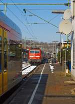 Nun aber schnell runter von meinem Gleis...ein Stadler GTW 2/6 der Hellertalbahn verfolgt die 111 160-8 mit dem RE 9 (rsx - Rhein-Sieg-Express) Siegen - Kln - Aachen vom Gleis 102.