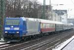 Die 185-CL 009 zieht ihren bunten RE13 Ersatz von Hamm nach Mgladbach am 15.02.2010 durch Dsseldorf Vlkinger Strae
