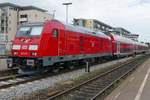 Nach vereinzelten Einsätzen der Baureihe 245 vor IRE‘s auf der Südbahn seit Mai 2017 ist diese Baureihe jetzt regelmäßig zwischen Ulm und Lindau im Einsatz. Am 31.07.2017 ist die aus Ulm kommende 245 037 mit nur drei anstatt der sonst üblichen vier Wagen in Friedrichshafen Stadtbahnhof angekommen. Nach Einfahrt des Gegenzuges, einem Fahrtrichtungs- und Lokführerwechsel fährt IRE 4223 weiter nach Lindau.