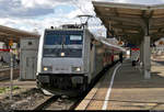 185 691-3 der Railpool GmbH, vermietet an die HSL Logistik GmbH (HSL) und mit Werbung für  Black Out – The Digital Dance Show , als RE 88663 (RE90) von Stuttgart Hbf nach Nürnberg Hbf, ersatzweise für die noch nicht einsatzbereiten Stadler FLIRT 3 XL der Go-Ahead Baden-Württemberg GmbH (GABW), steht im Bahnhof Stuttgart-Bad Cannstatt auf Gleis 7.
Eingesetzt wird die Ersatzgarnitur von der Wedler Franz Logistik GmbH & Co. KG (WFL).
[11.3.2020 | 15:02 Uhr]