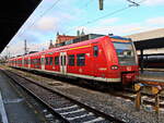 425 301-9 steht im Bahnhof Lindau-Insel am 30. November 2024 als IRE 3 nach Friedrichshafen Stadt.
