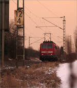 Das Rot des Zuges färbt auf sein Umfeld ab - 

Ein RE von Aalen nach Stuttgart Hbf bei Weinstadt-Endersbach auf der Remstalbahn. An einem Januarmorgen hatte der Himmel eine rötliche Farbe angenommen.

Zum Bahnhof Stuttgart-Bad Cannstatt sind es von hier noch 12,4 km. Zahlreiche Aufnahmen unterschiedlichster Art habe ich im Bereich dieses Mastenpaares aufgenommen.

10.01.2027 (M)