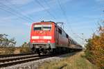 Am 26.10.2013 schob 111 048-5 die RB 26566 von Neuenburg (Baden) nach Freiburg (Brsg) Hbf. Hier ist sie mit falschem Stromabnehmer an der Oberleitung bei Hgelheim und fhrt in krze in den Bahnhof von Buggingen ein.