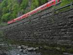 Blick nach oben (||) - ... eine weitere 143er schiebt die Wagen der RB 26955, Freiburg - Neustadt (Schwarzwald) zwischen Falkensteig und Hirschsprung das Hllental hinauf (25.04.2014).