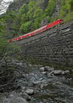 Blick nach oben (|) - Whrend das Wasser des Rotbachs das Hllental hinabfliet, zieht am 25.04.2014 eine 143er die Wagen der RB 26955, Freiburg - Neustadt (Schwarzwald) zwischen Falkensteig und