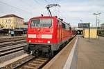 Nachdem die 111 202-8 am Abend des 27.08.2015 mit ihrem RegionalExpress am Zielbahnhof Regensburg Hbf ankam, rangierte sie kurze Zeit später mit ihrem Zug ins nördliche Vorfeld zum Abstellplatz.