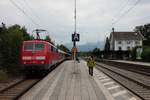 Der abfahrbereite RE69615 nach Salzburg, mit 111 019, am 27.06.2013 im Bf Prien am Chiemsee.
