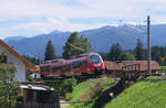 Mit der Bahn in den Bergen. Vor der Kulisse der Ammergauer Alpen ist 442 010 von Murnau nach Oberammergau unterwegs und erreicht gleich den Hp Altenau am 07.08.2017.