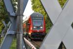 Immer nur Doppelstock-Steuerwagen in Lindau wird auf Dauer auch einmal langweilig. Also probierte ich eine neue Sichtweise für ein altes Motiv. (20.07.2013, Lindau, Bahnübergang Heckenweg – Hasenweidweg)